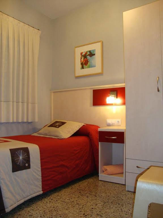 Hostal Badalona Luaran gambar